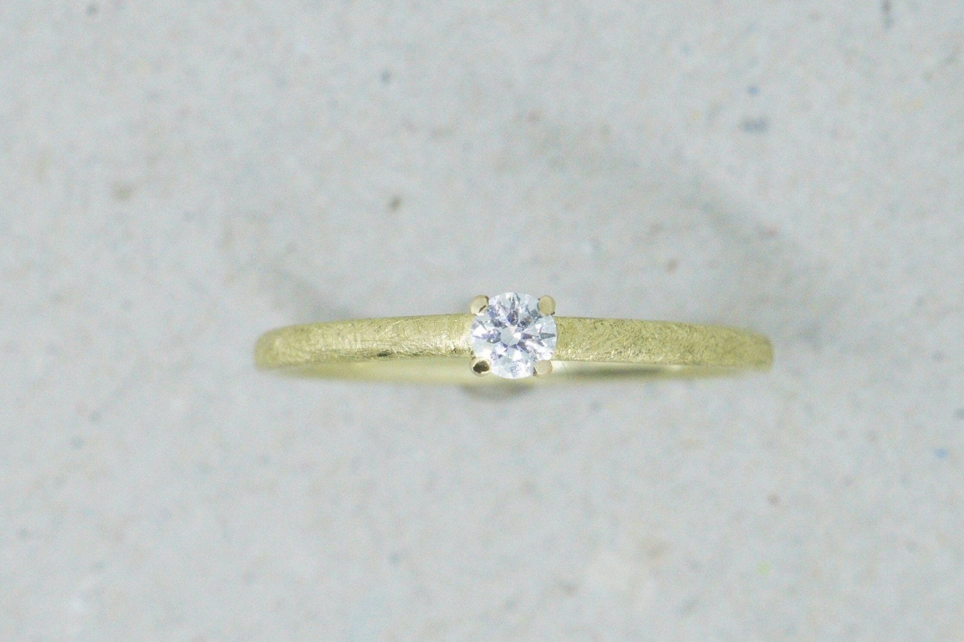 Gelbgold Verlobungsring (585) mit Brillanten in Krappenfassung - Goldschmiede Miret