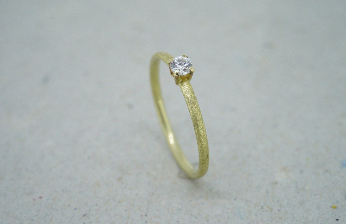 Gelbgold Verlobungsring (585) mit Brillanten in Krappenfassung - Goldschmiede Miret