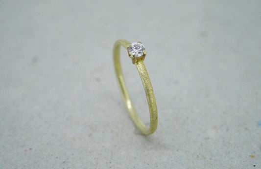 Gelbgold Verlobungsring (585) mit Brillanten in Krappenfassung - Goldschmiede Miret