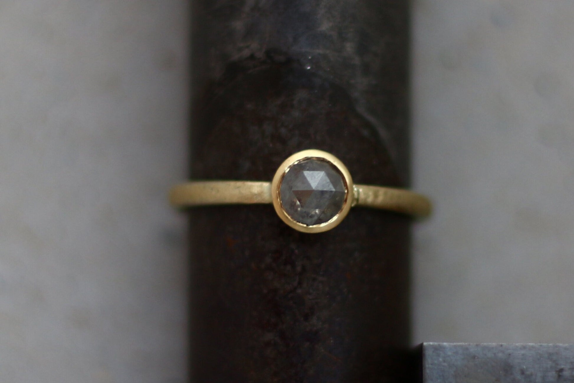 Gelbgold Verlobungsring (585) mit Diamant im Rosenschlifs | salt and pepper Diamant | grauer Diamant - Goldschmiede Miret