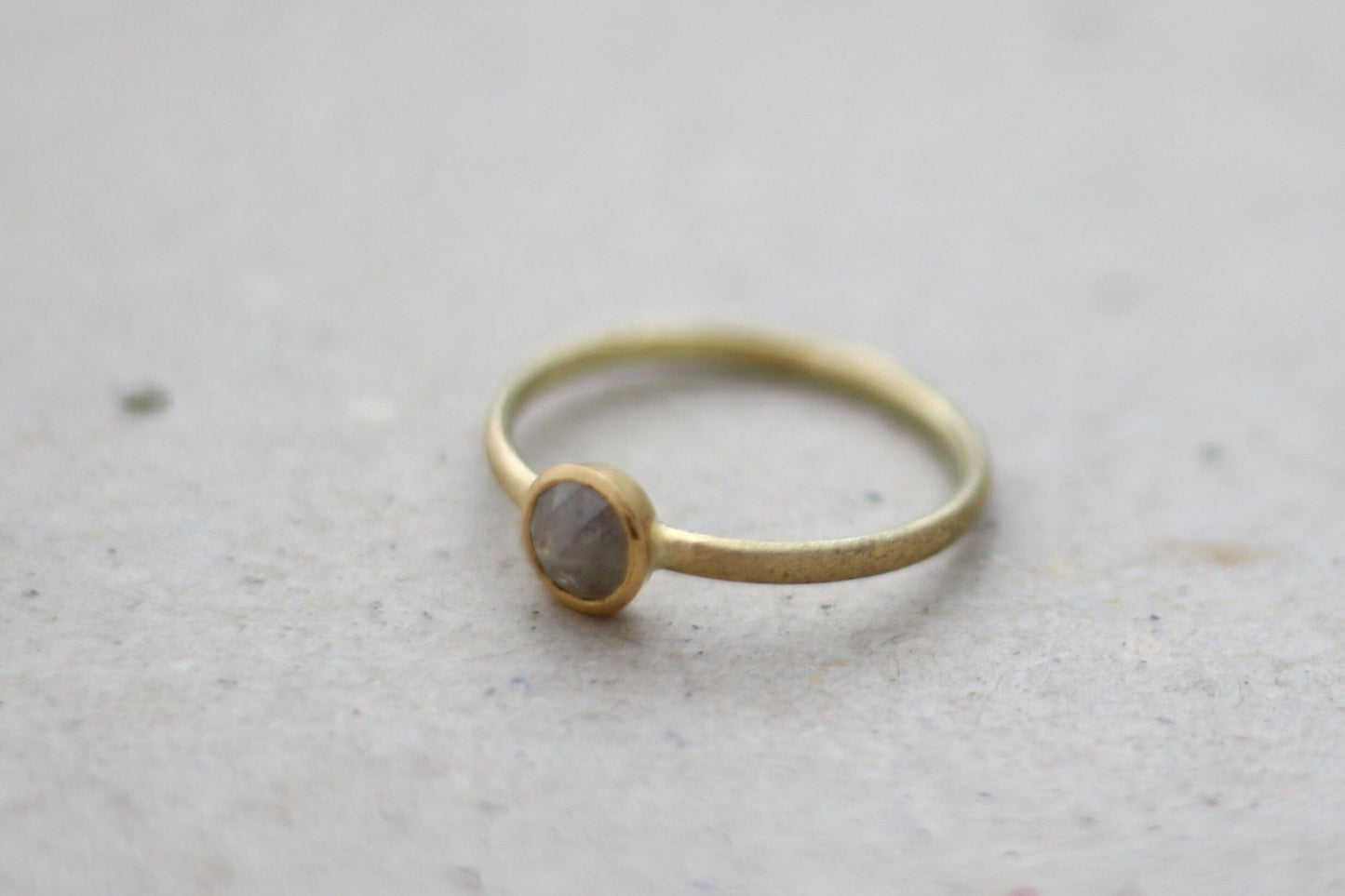 Gelbgold Verlobungsring (585) mit Diamant im Rosenschlifs | salt and pepper Diamant | grauer Diamant - Goldschmiede Miret