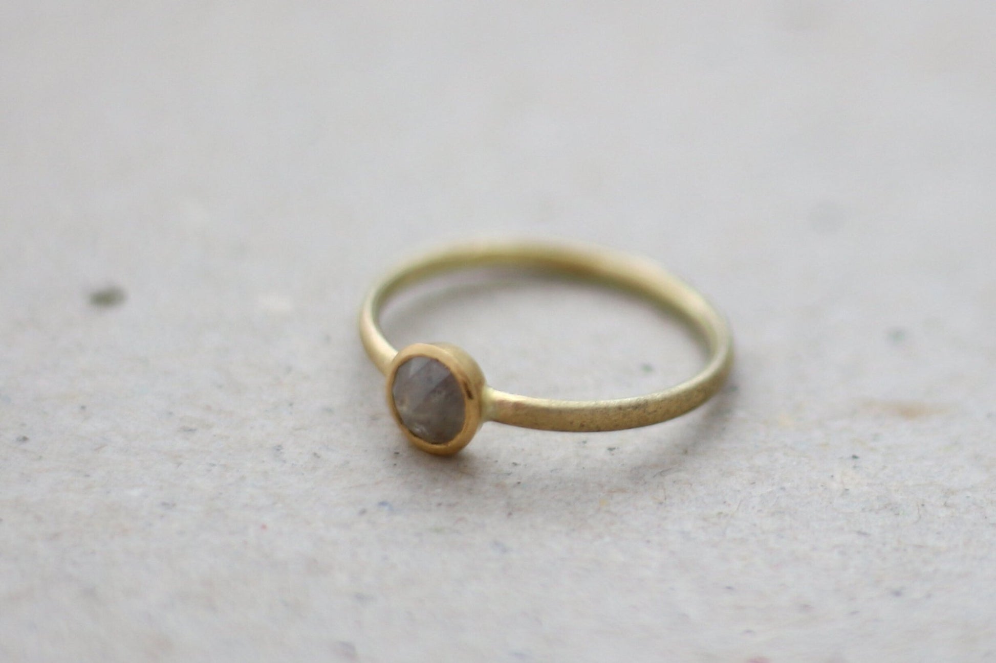 Gelbgold Verlobungsring (585) mit Diamant im Rosenschlifs | salt and pepper Diamant | grauer Diamant - Goldschmiede Miret