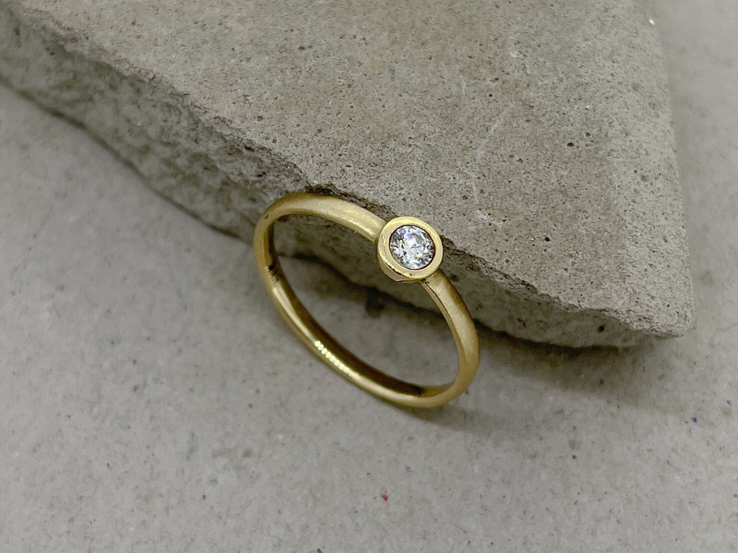 Gelbgold Verlobungsring (585) | schlicht, schmal mit Brillant - Goldschmiede Miret