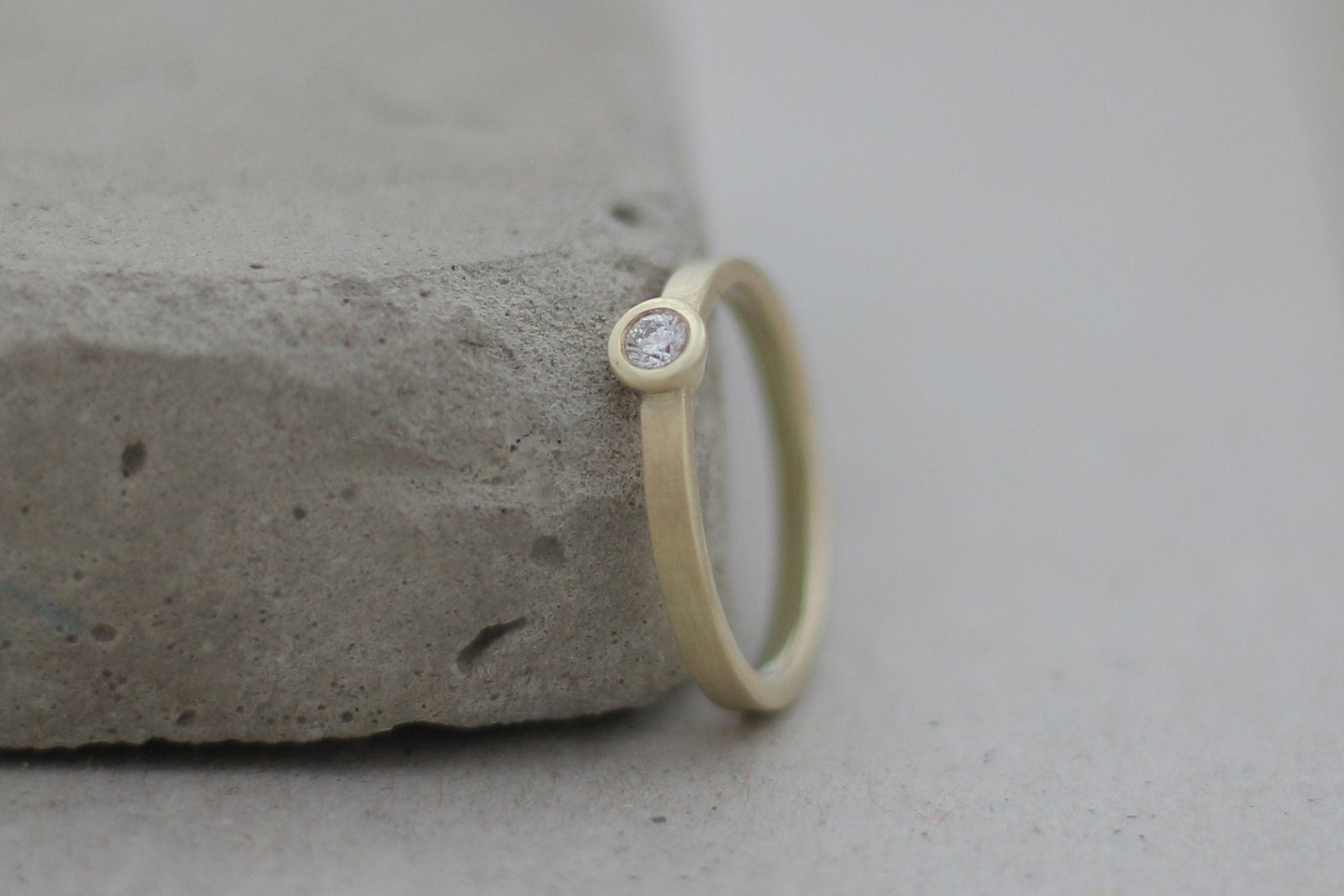 GelbgoldvVerlobungsring (585) mit Brillant | eckig schlicht| Diamant | matt Antragsring Diamantring - Goldschmiede Miret