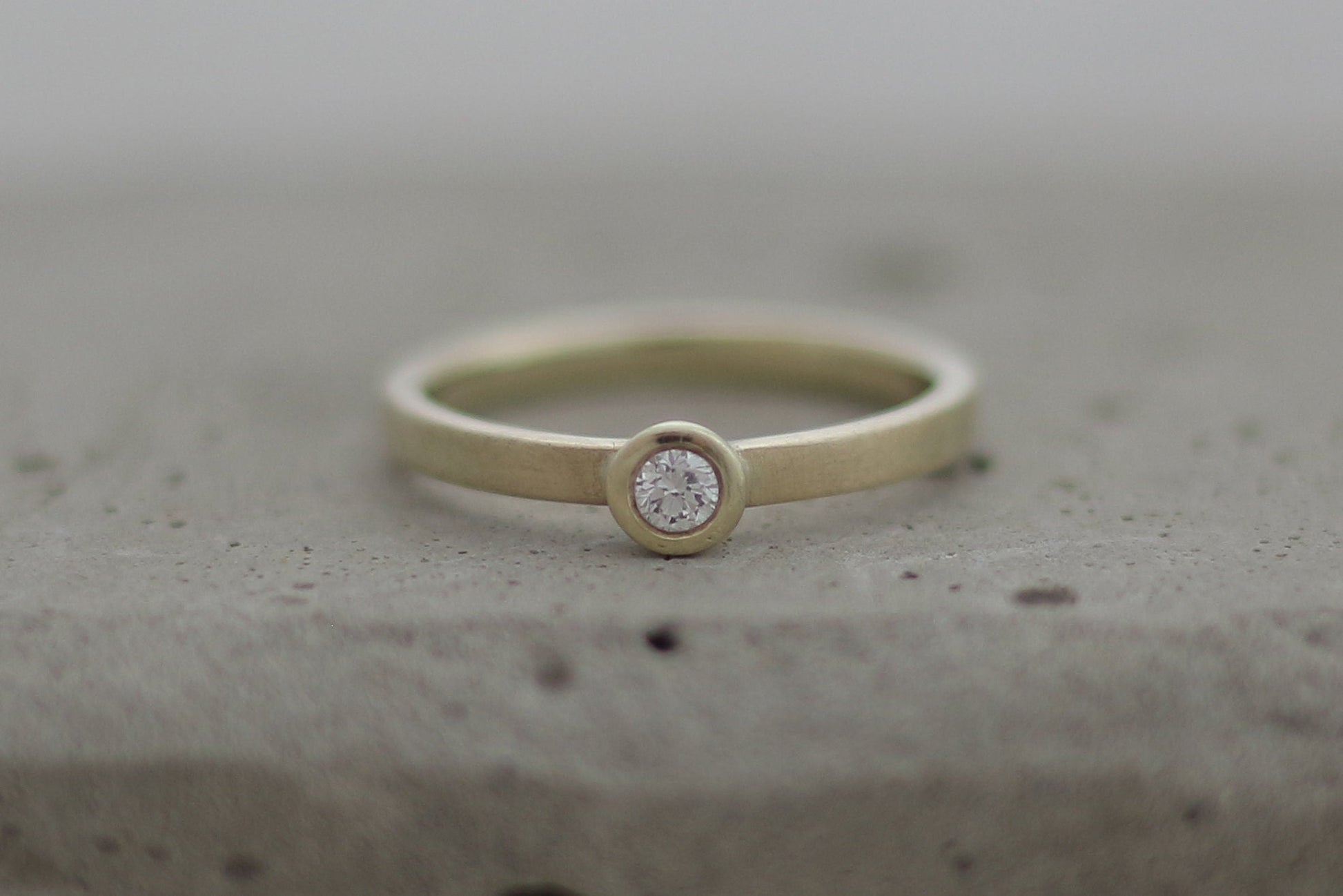 GelbgoldvVerlobungsring (585) mit Brillant | eckig schlicht| Diamant | matt Antragsring Diamantring - Goldschmiede Miret