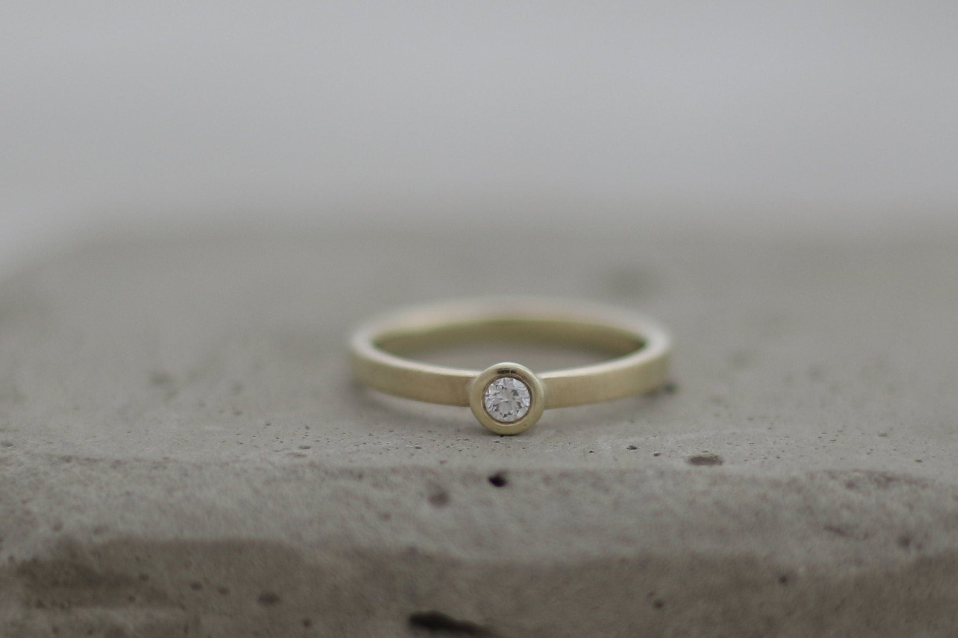 GelbgoldvVerlobungsring (585) mit Brillant | eckig schlicht| Diamant | matt Antragsring Diamantring - Goldschmiede Miret