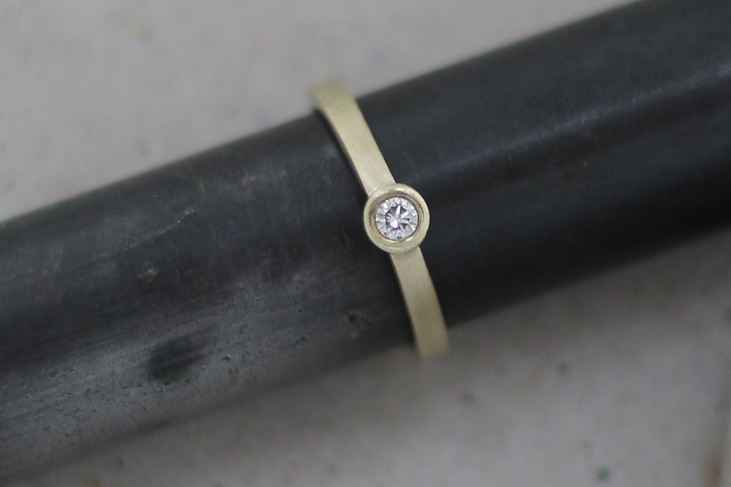 GelbgoldvVerlobungsring (585) mit Brillant | eckig schlicht| Diamant | matt Antragsring Diamantring - Goldschmiede Miret