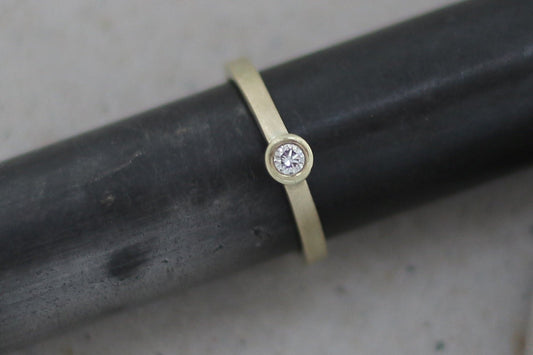 GelbgoldvVerlobungsring (585) mit Brillant | eckig schlicht| Diamant | matt Antragsring Diamantring - Goldschmiede Miret