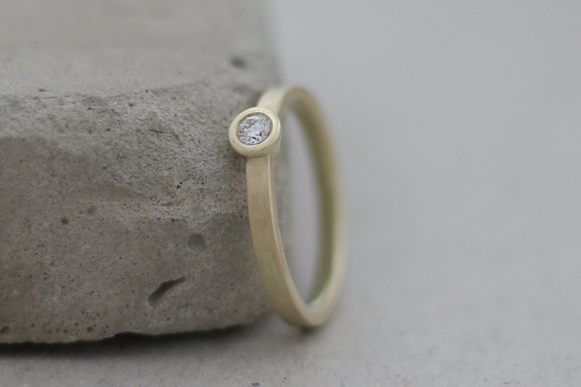 GelbgoldvVerlobungsring (585) mit Brillant | eckig schlicht| Diamant | matt Antragsring Diamantring - Goldschmiede Miret