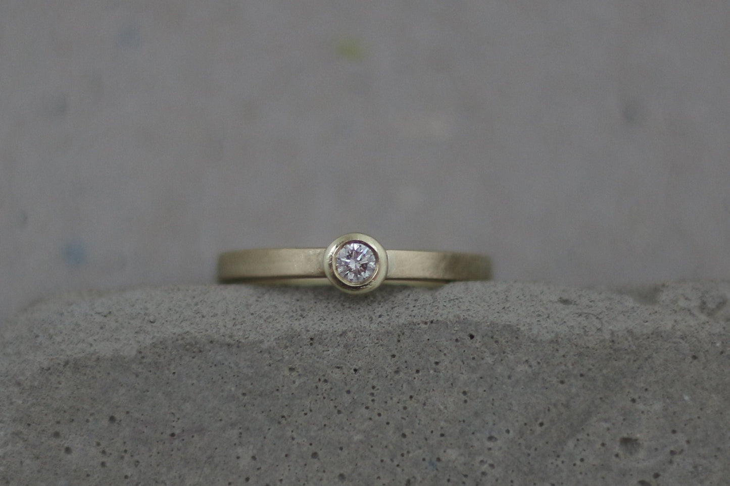 GelbgoldvVerlobungsring (585) mit Brillant | eckig schlicht| Diamant | matt Antragsring Diamantring - Goldschmiede Miret