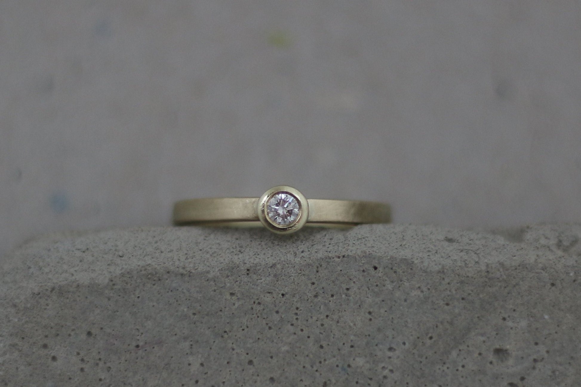 GelbgoldvVerlobungsring (585) mit Brillant | eckig schlicht| Diamant | matt Antragsring Diamantring - Goldschmiede Miret