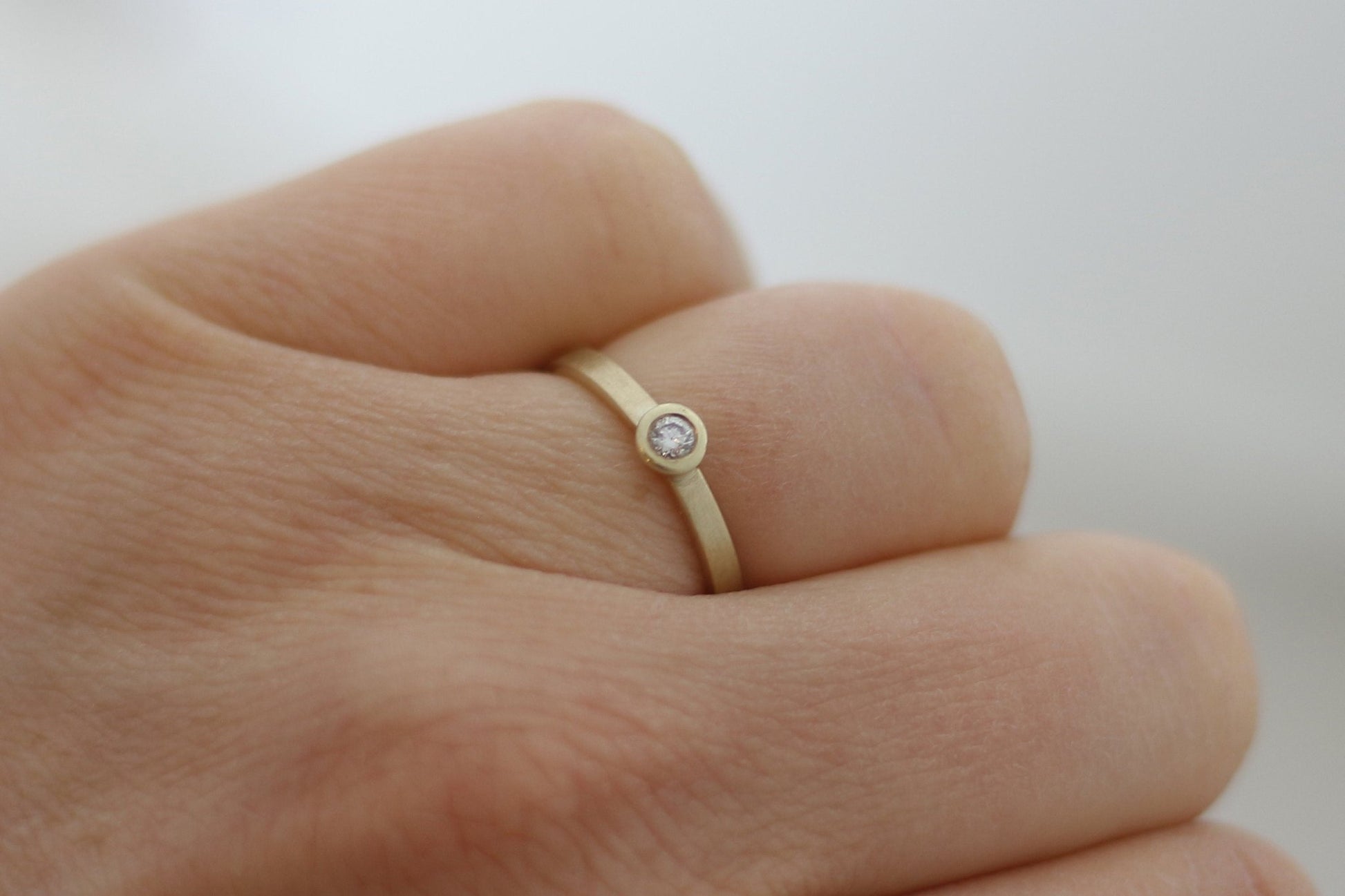 GelbgoldvVerlobungsring (585) mit Brillant | eckig schlicht| Diamant | matt Antragsring Diamantring - Goldschmiede Miret