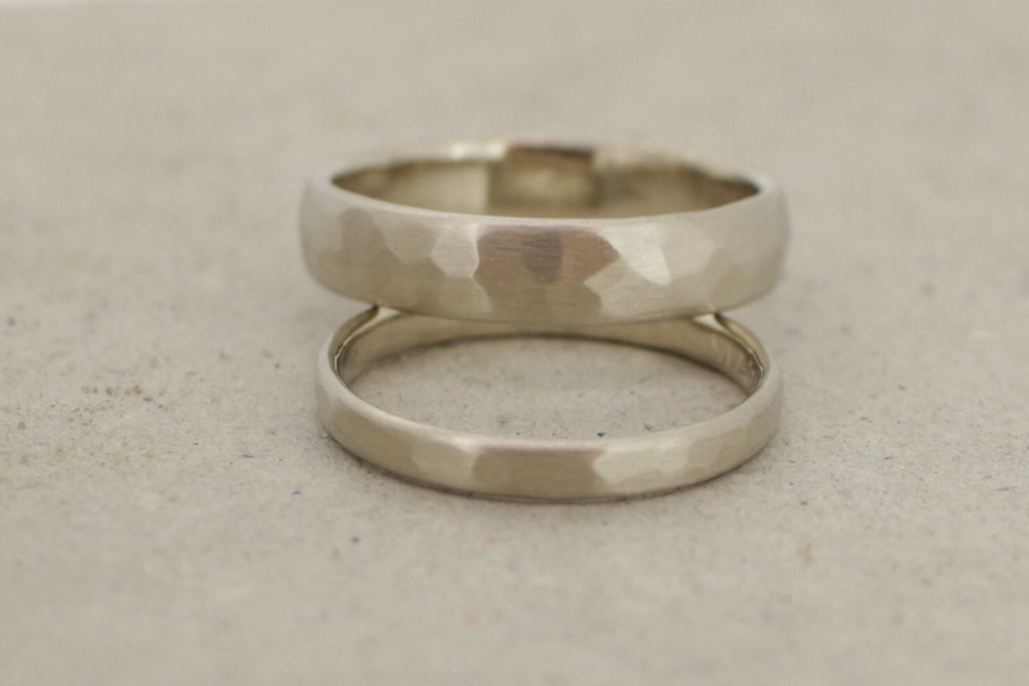 Weißgold Eheringe (333/585/750) | gehämmert, oval | Trauringe mit Struktur | Hammerschlag