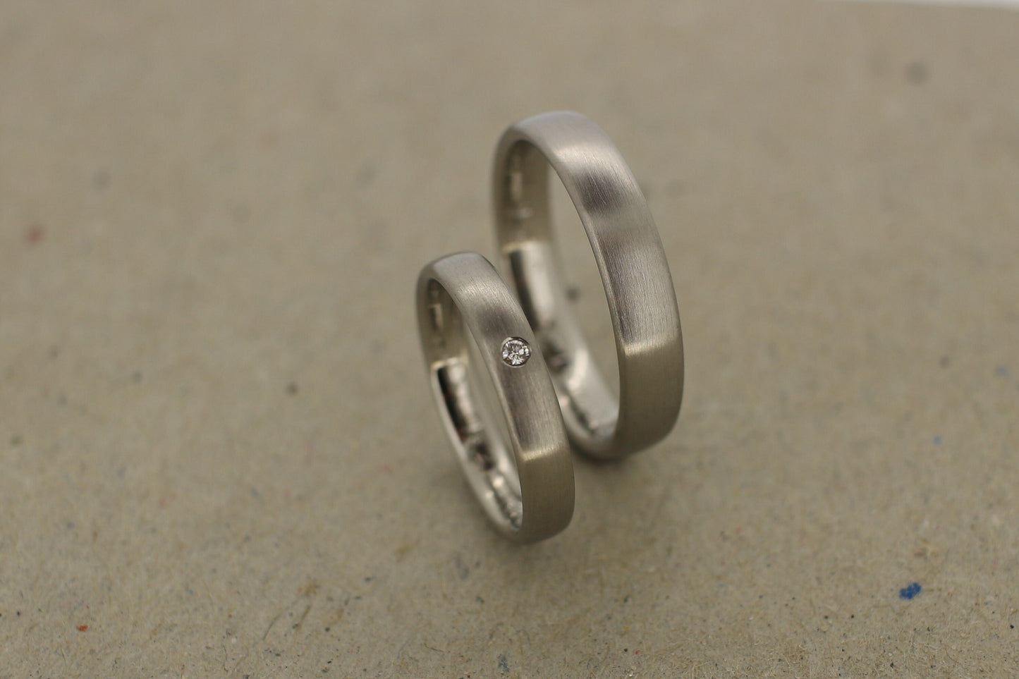 Paladium Eheringe (500) | Trauringe schlicht mit Brillant, Diamant