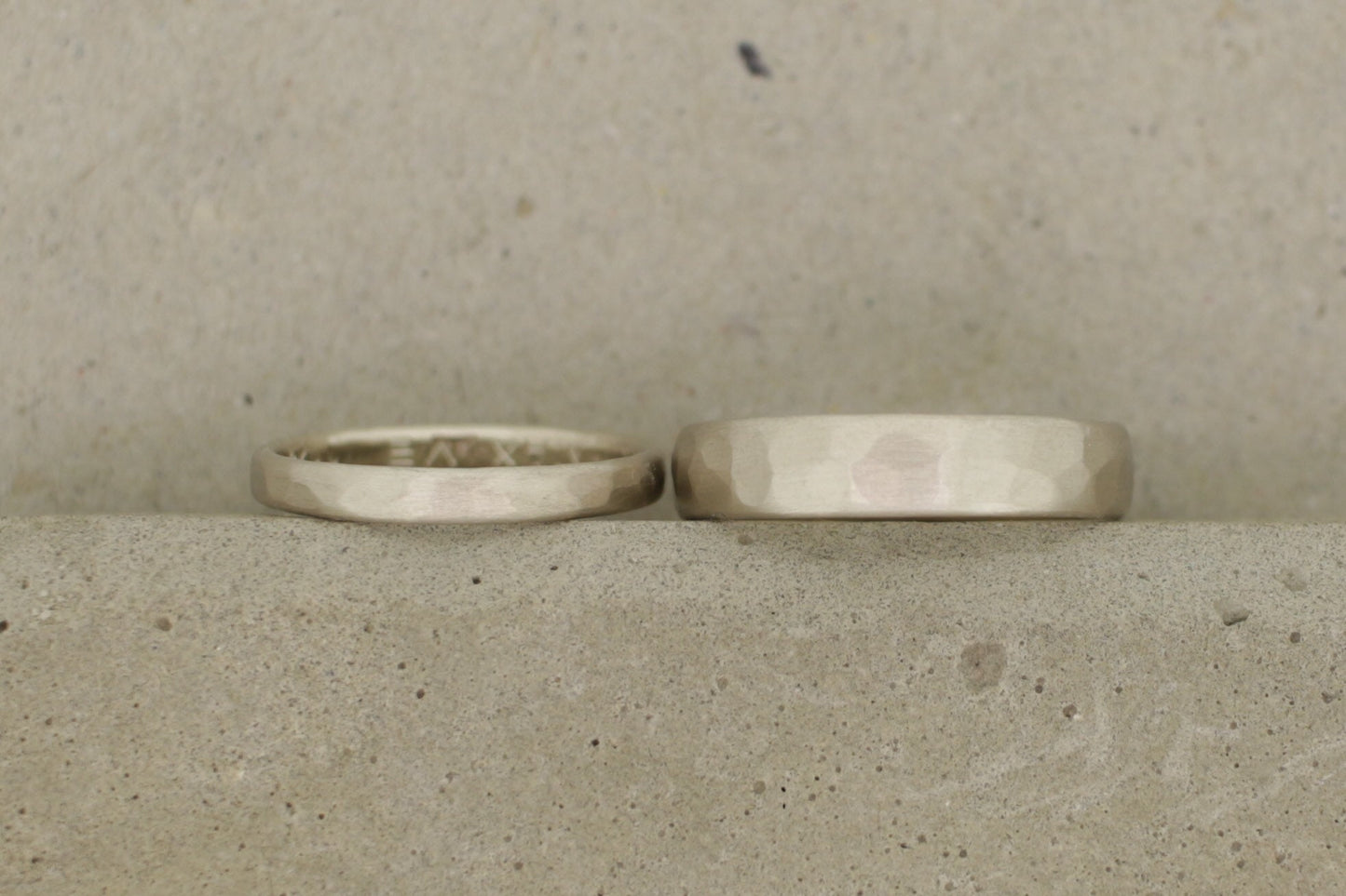 Weißgold Eheringe (333/585/750) | gehämmert, oval | Trauringe mit Struktur | Hammerschlag
