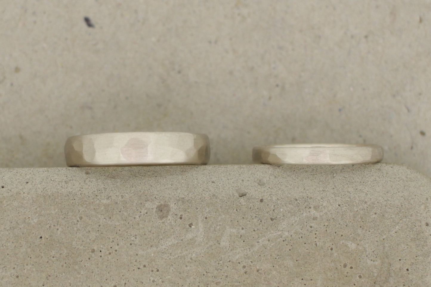 Weißgold Eheringe (333/585/750) | gehämmert, oval | Trauringe mit Struktur | Hammerschlag