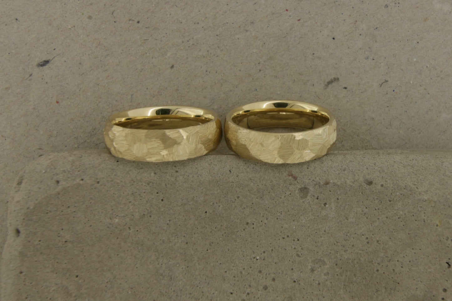 Goldgelb Eheringe (585) | breites Eheringpaar | grobe Struktur
