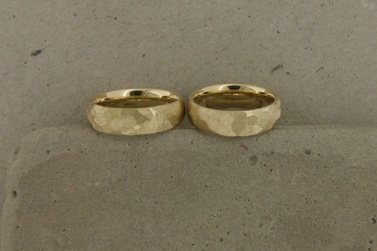 Goldgelb Eheringe (585) | breites Eheringpaar | grobe Struktur