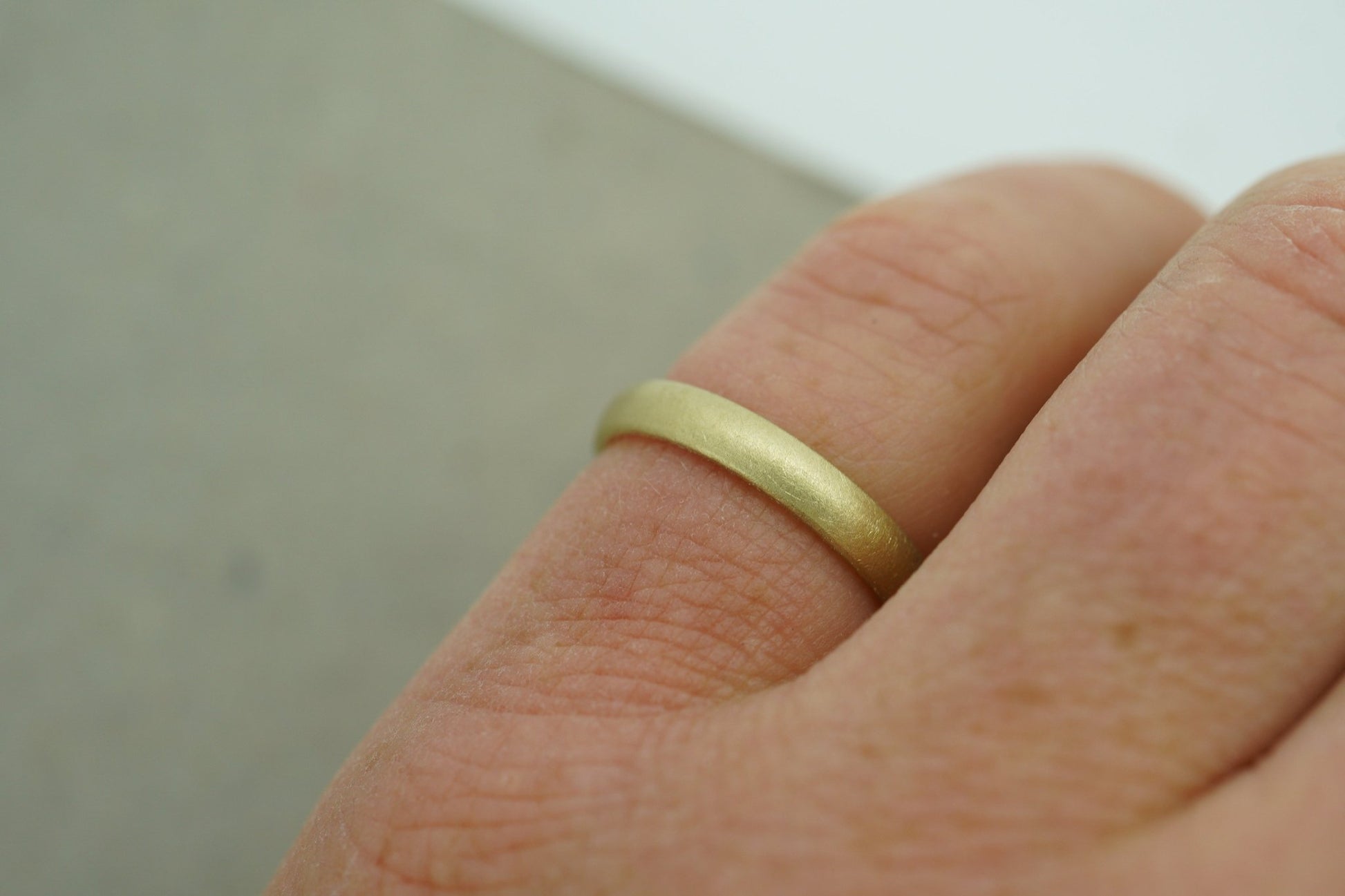 Klassische Eheringe aus recyceltem oder Fairtrade Gelbgold mit matter Oberfläche - Goldschmiede Miret