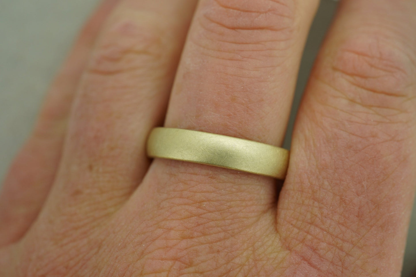 Klassische Eheringe aus recyceltem oder Fairtrade Gelbgold mit matter Oberfläche - Goldschmiede Miret