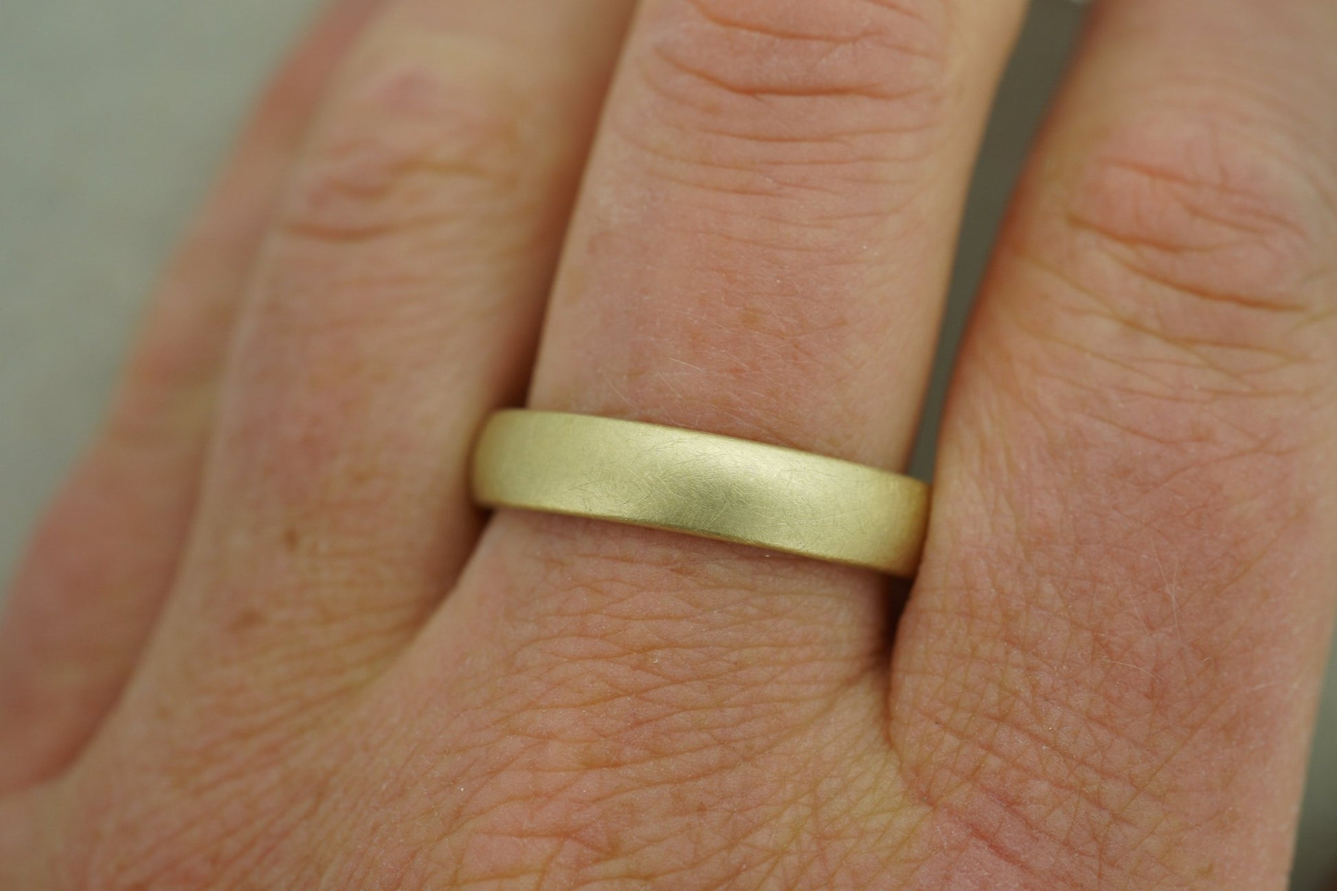 Klassische Eheringe aus recyceltem oder Fairtrade Gelbgold mit matter Oberfläche - Goldschmiede Miret