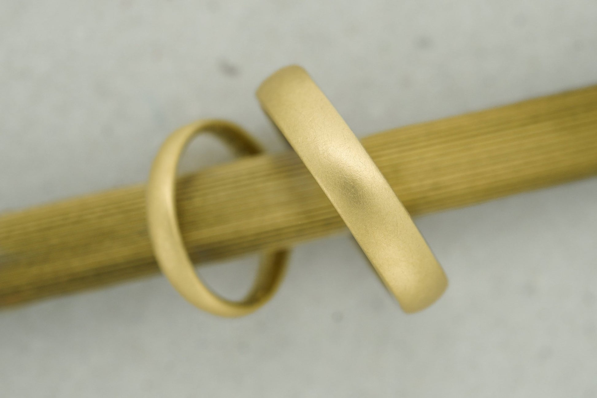 Klassische Eheringe aus recyceltem oder Fairtrade Gelbgold mit matter Oberfläche - Goldschmiede Miret