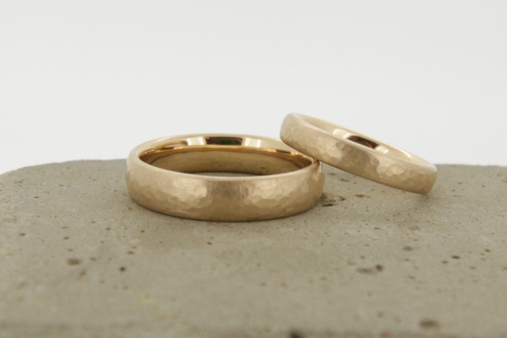 Roségold Eheringe (333/585/750 ) | mattiert, gerundet und gehämmert - Goldschmiede Miret