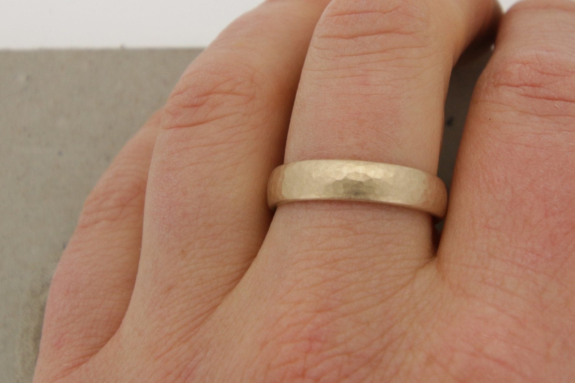 Roségold Eheringe (333/585/750 ) | mattiert, gerundet und gehämmert - Goldschmiede Miret