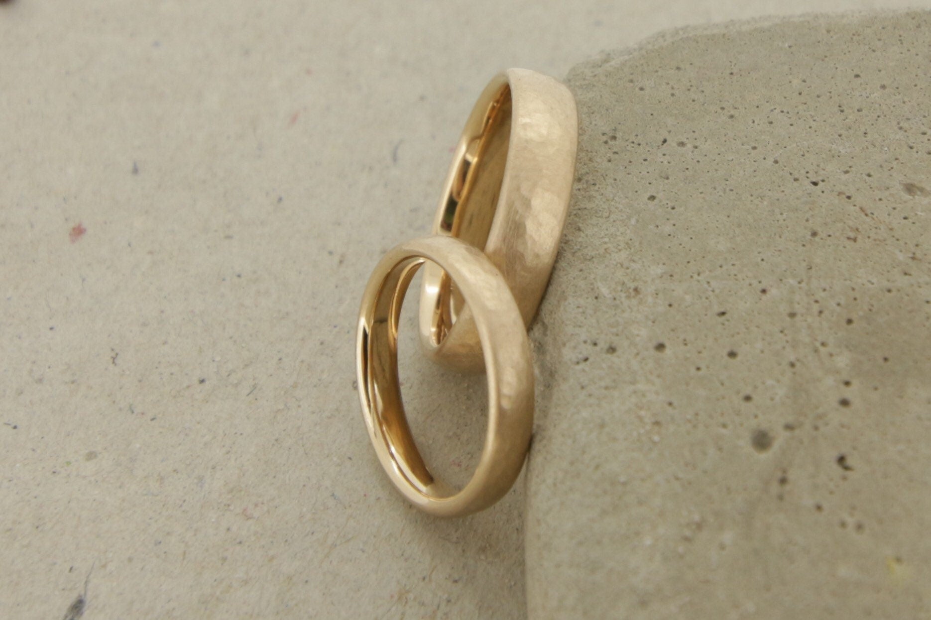 Roségold Eheringe (333/585/750 ) | mattiert, gerundet und gehämmert - Goldschmiede Miret