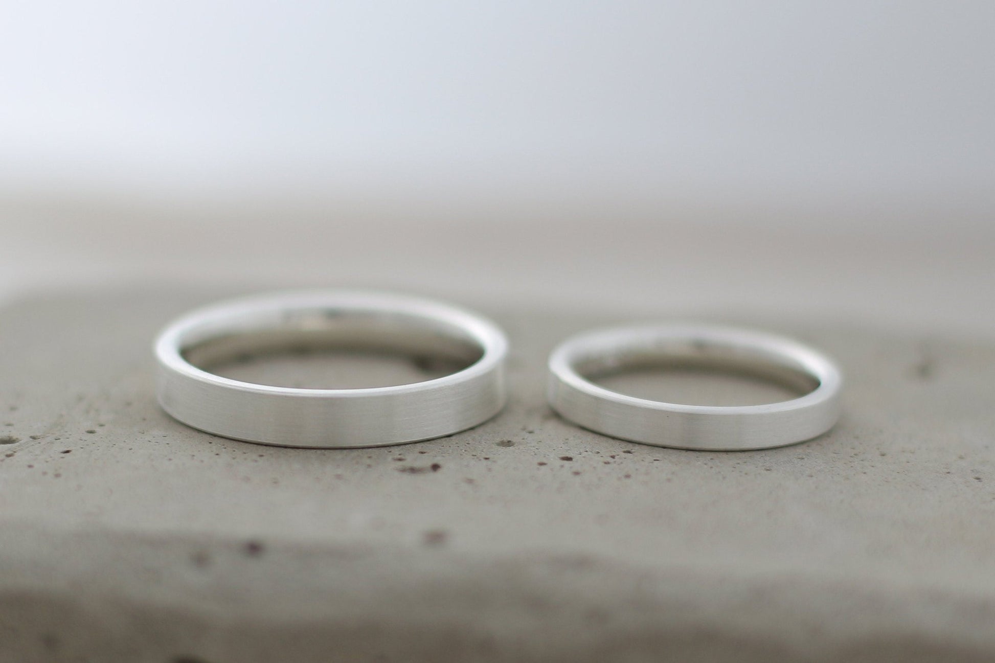 Silber Eheringe (925) | Hochzeitsringe 4mm | gerade, schlicht, eismatt, kantig - Goldschmiede Miret