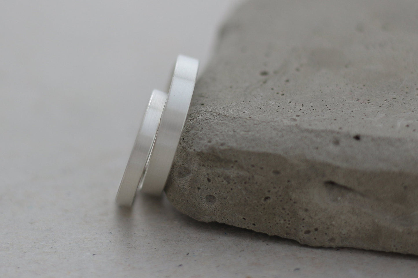 Silber Eheringe (925) | Hochzeitsringe 4mm | gerade, schlicht, eismatt, kantig - Goldschmiede Miret