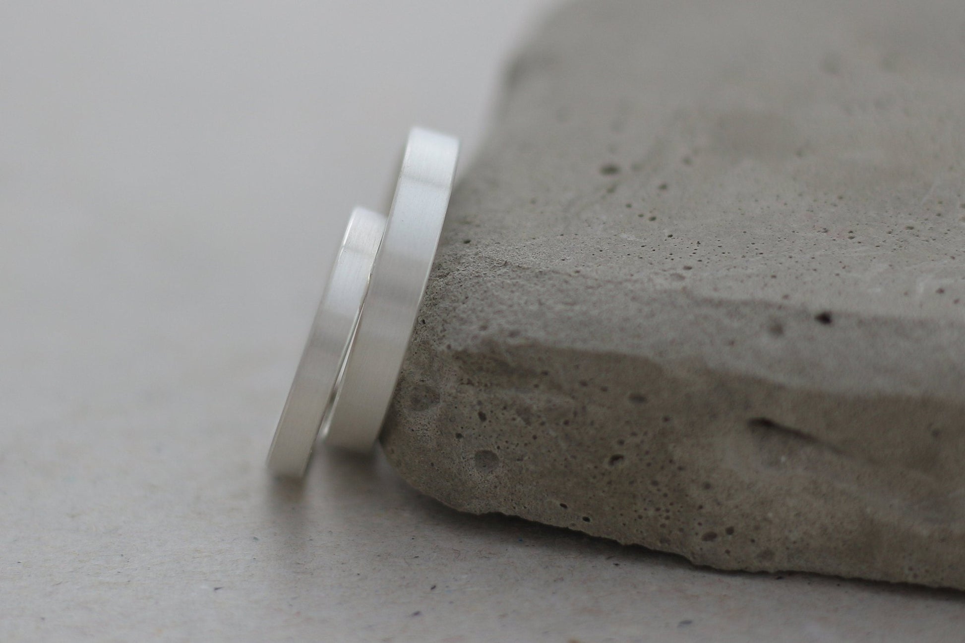 Silber Eheringe (925) | Hochzeitsringe 4mm | gerade, schlicht, eismatt, kantig - Goldschmiede Miret