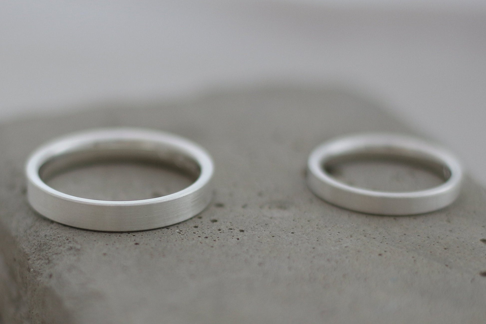 Silber Eheringe (925) | Hochzeitsringe 4mm | gerade, schlicht, eismatt, kantig - Goldschmiede Miret