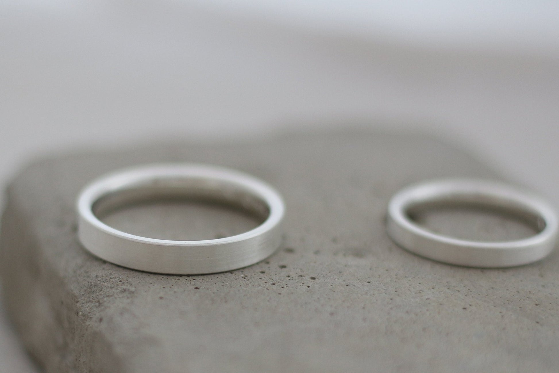 Silber Eheringe (925) | Hochzeitsringe 4mm | gerade, schlicht, eismatt, kantig - Goldschmiede Miret