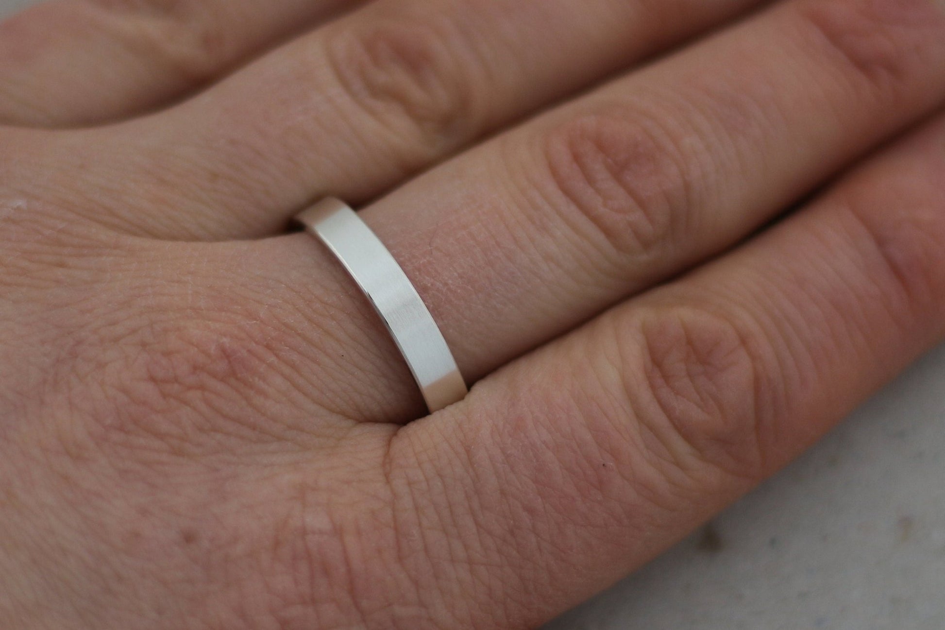 Silber Eheringe (925) | Hochzeitsringe 4mm | gerade, schlicht, eismatt, kantig - Goldschmiede Miret