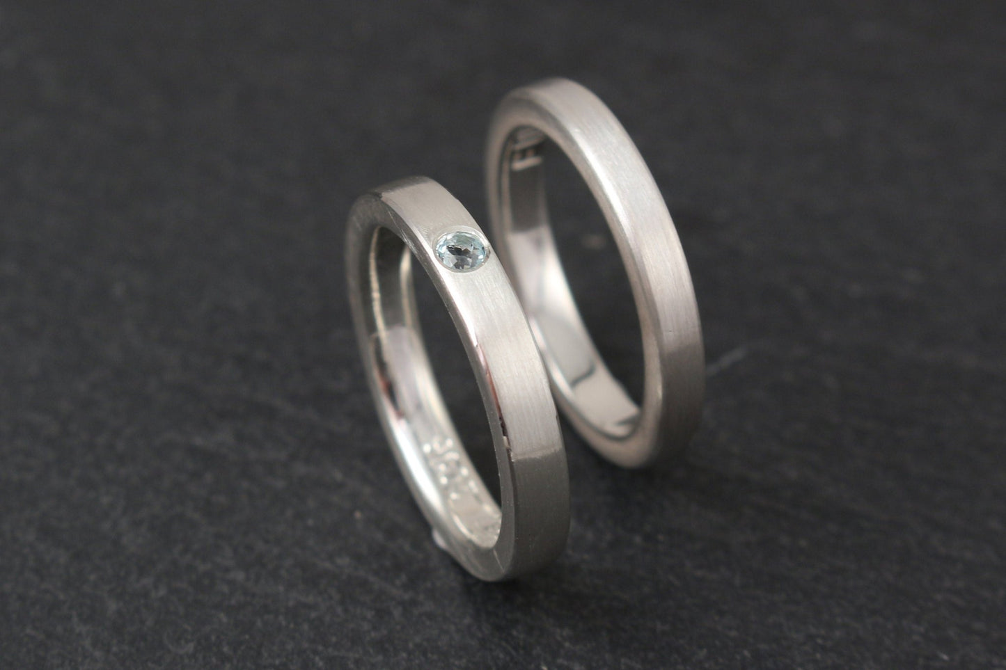 Silber Eheringe (925) | schlichte Trauinge mit Aquamarin | gerade Schiene - Goldschmiede Miret