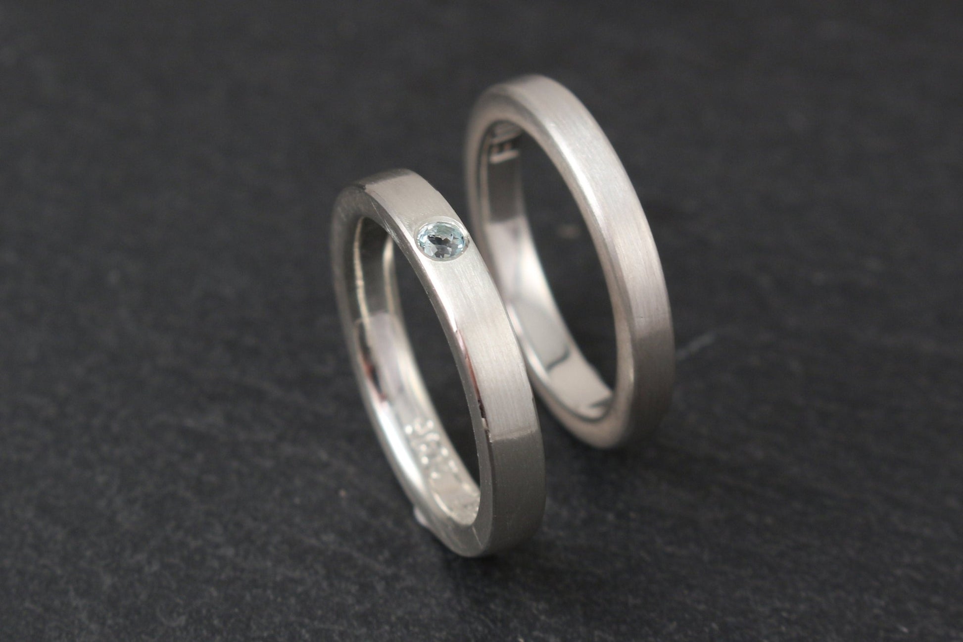 Silber Eheringe (925) | schlichte Trauinge mit Aquamarin | gerade Schiene - Goldschmiede Miret