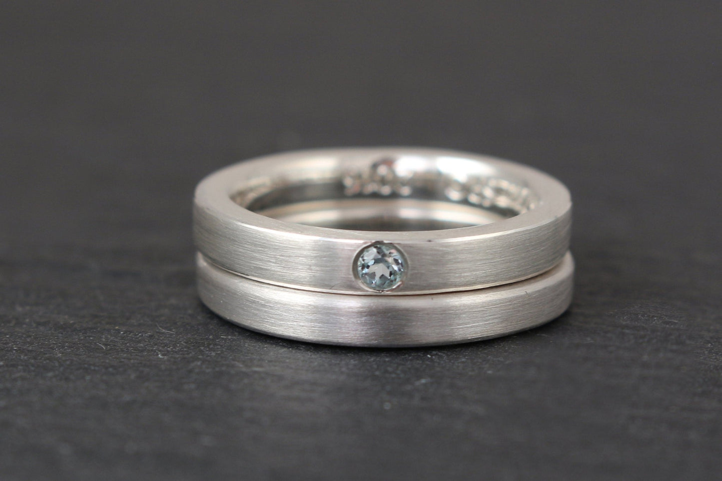 Silber Eheringe (925) | schlichte Trauinge mit Aquamarin | gerade Schiene - Goldschmiede Miret