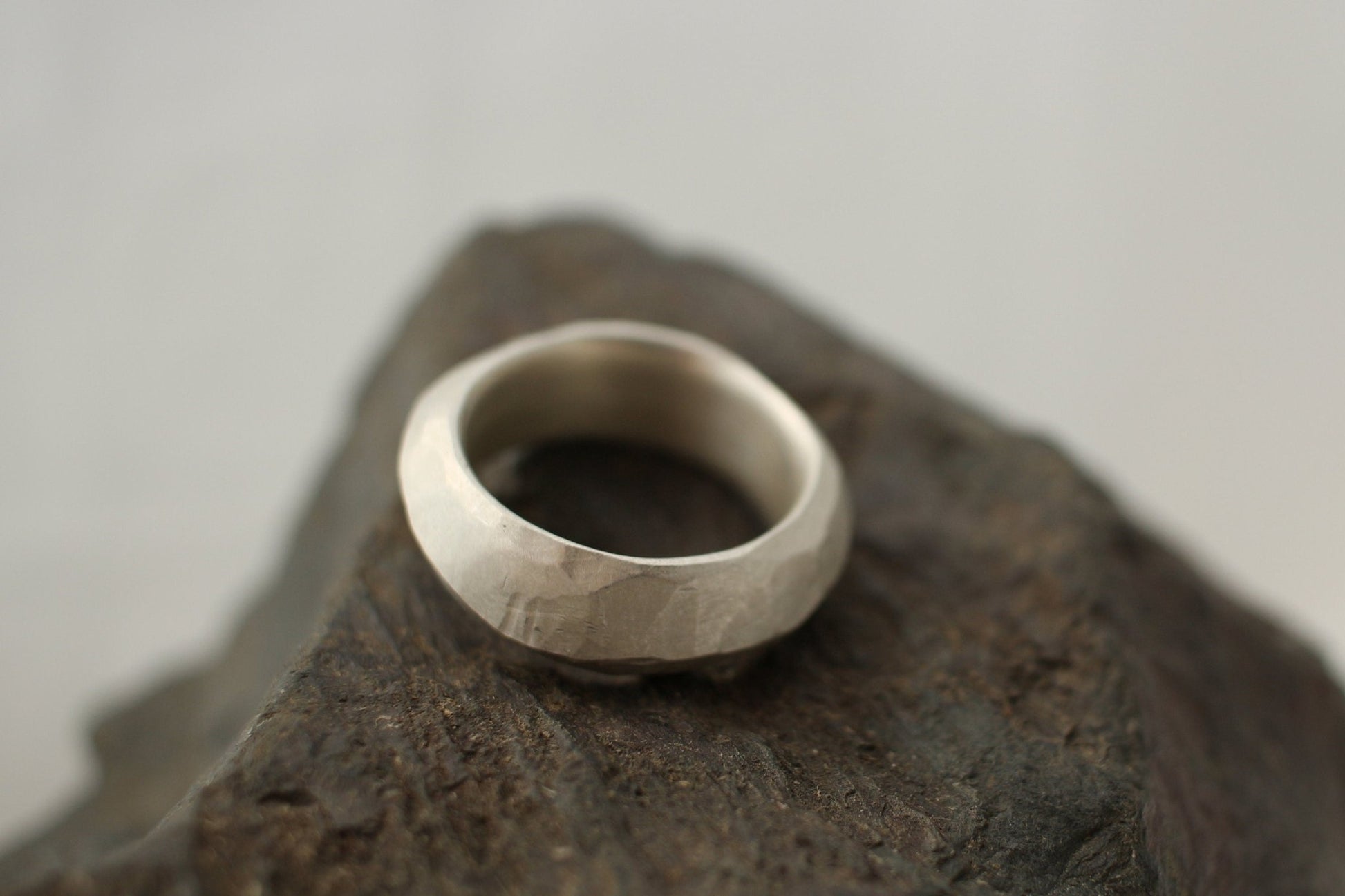 Silberring | Männerring | unregelmäßige Oberfläche | massiv - Goldschmiede Miret
