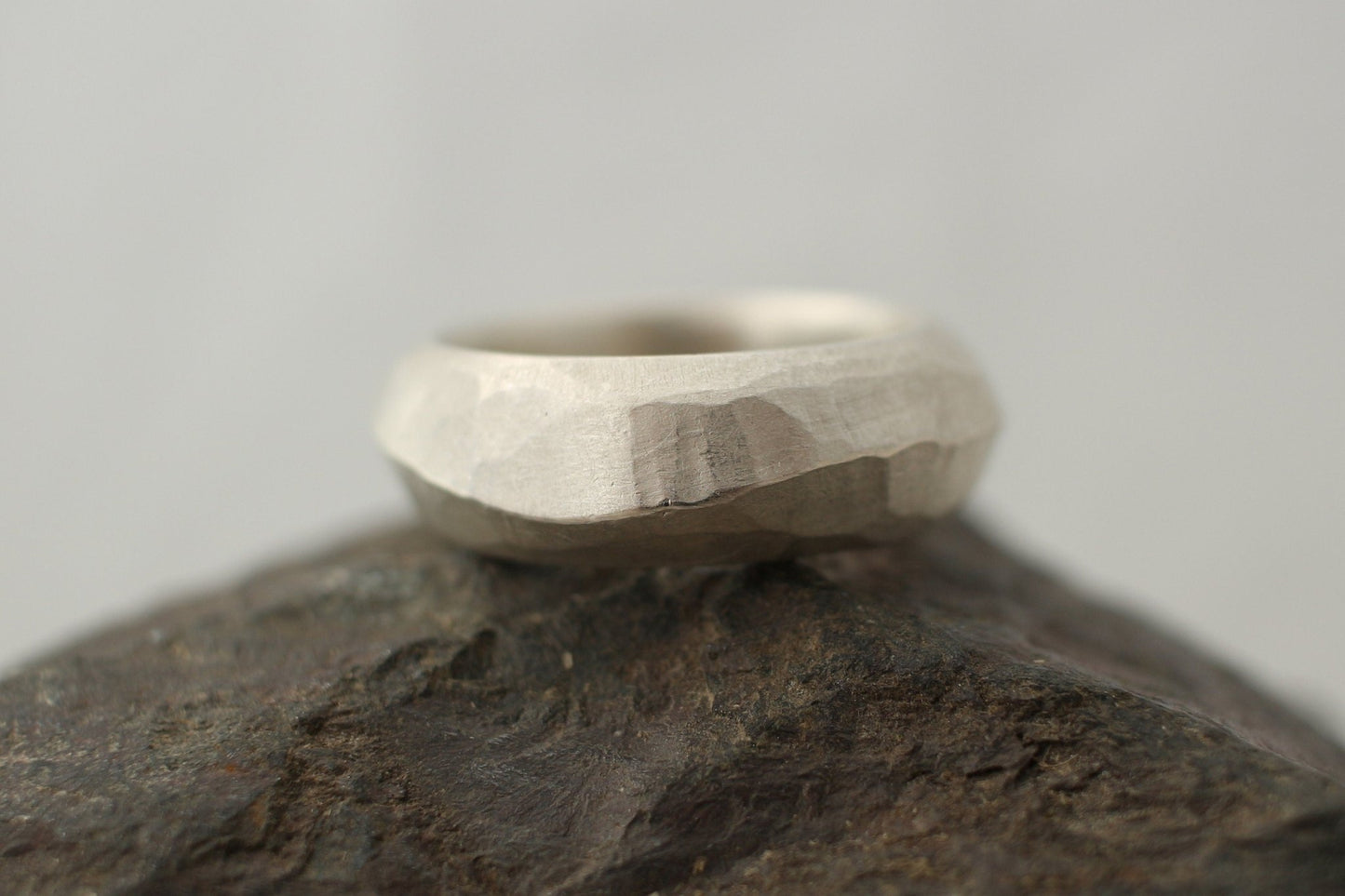Silberring | Männerring | unregelmäßige Oberfläche | massiv - Goldschmiede Miret