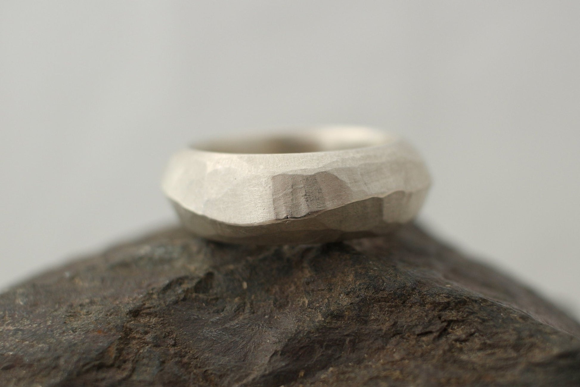Silberring | Männerring | unregelmäßige Oberfläche | massiv - Goldschmiede Miret