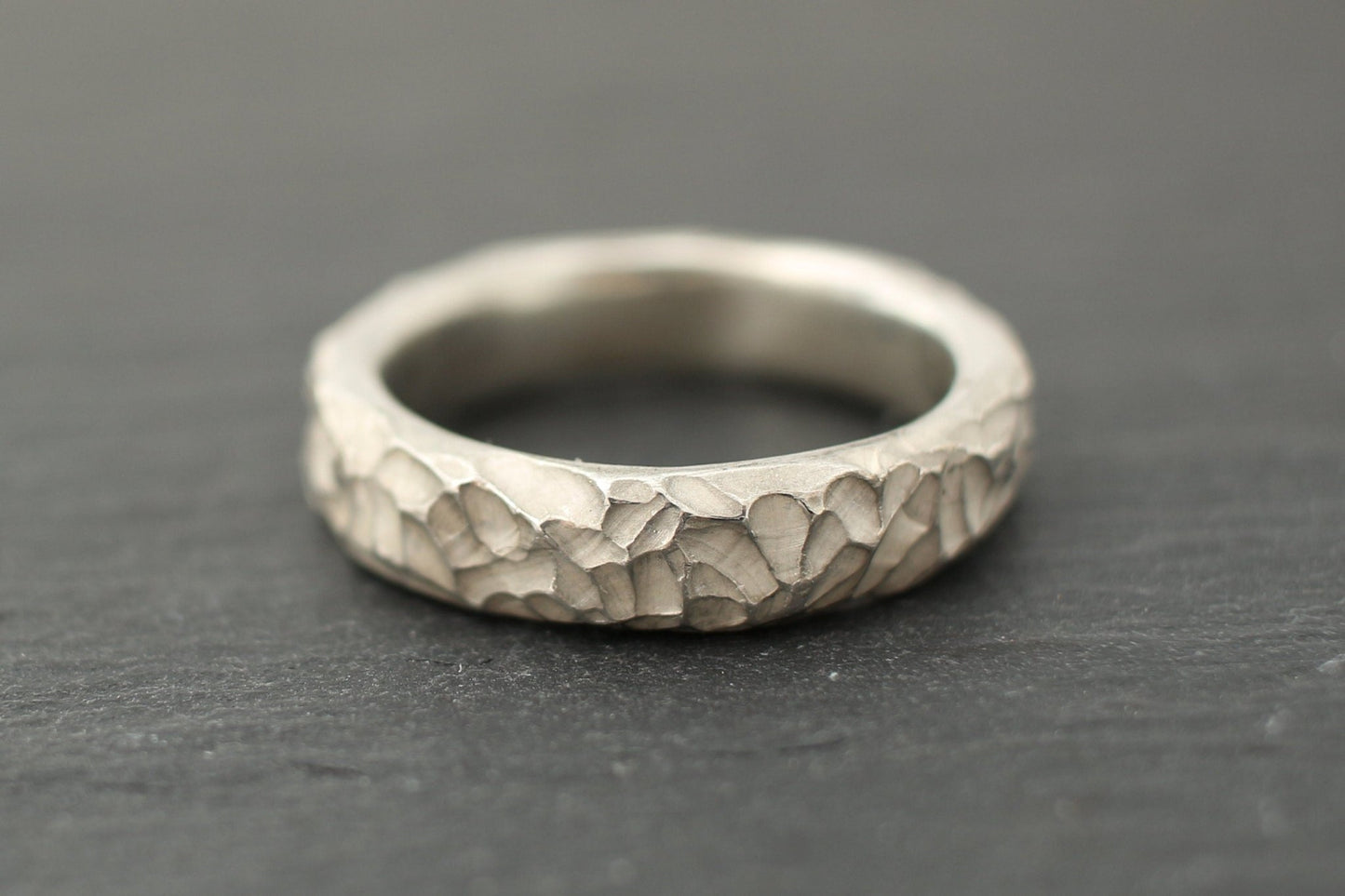 Silberrring | Männerring | unregelmäßige Oberfläche | massiv - Goldschmiede Miret