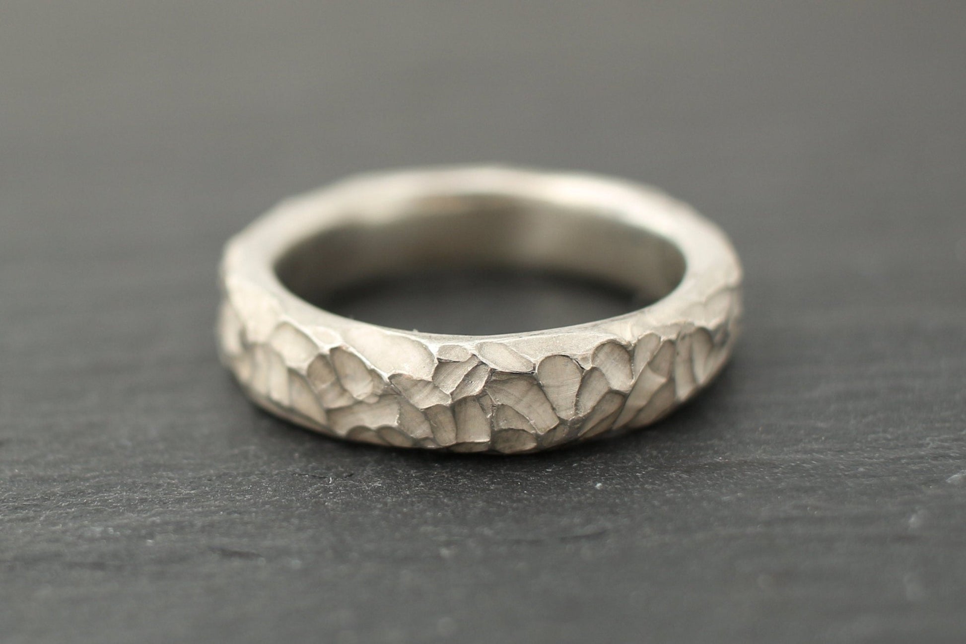 Silberrring | Männerring | unregelmäßige Oberfläche | massiv - Goldschmiede Miret