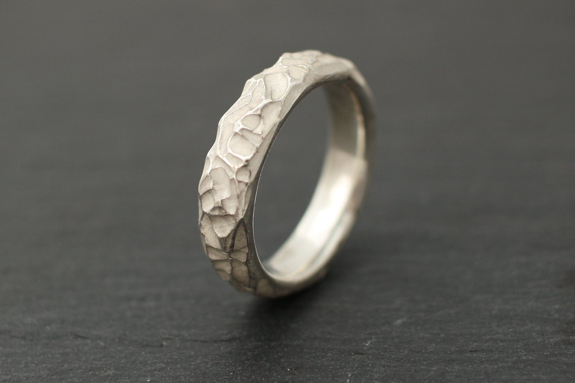 Silberrring | Männerring | unregelmäßige Oberfläche | massiv - Goldschmiede Miret