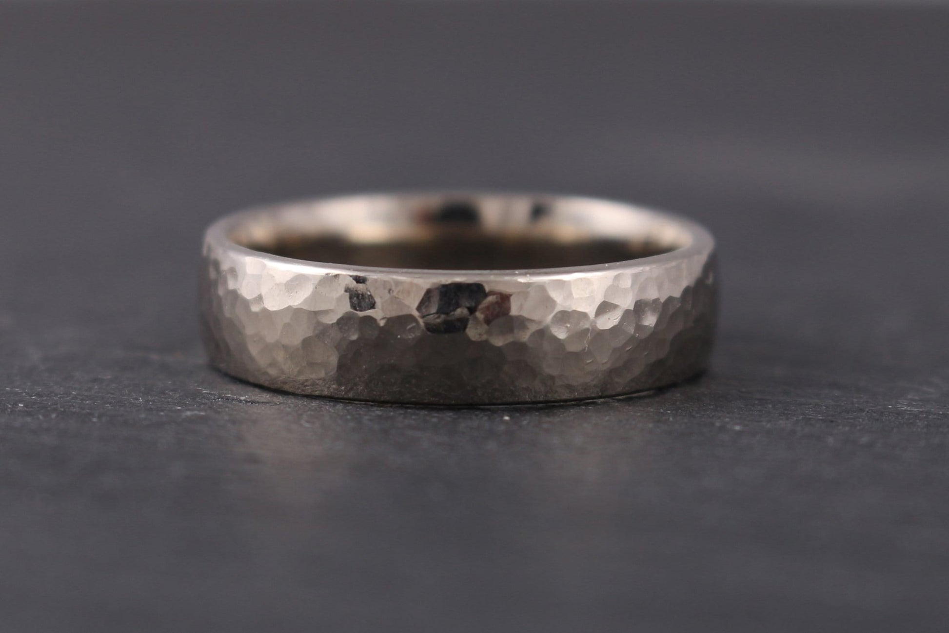 Weißgold Eheringe (333/585) | gehämmert, oval, glänzend | schmal und breit | klassisch - Goldschmiede Miret