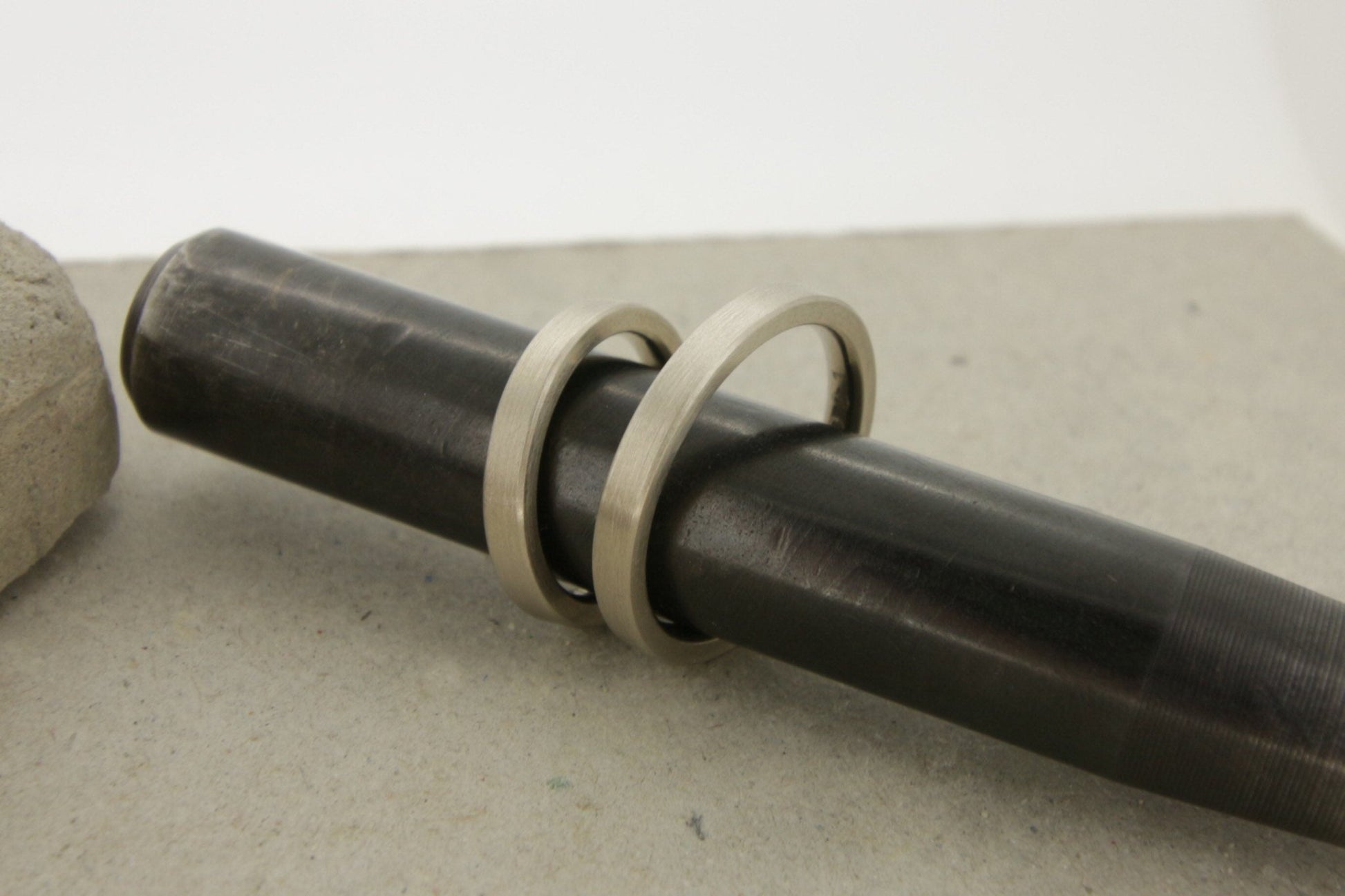 Weißgold Eheringe (333/585/750) | geradlinige Trauringe | schlicht, matt, kantig - Goldschmiede Miret