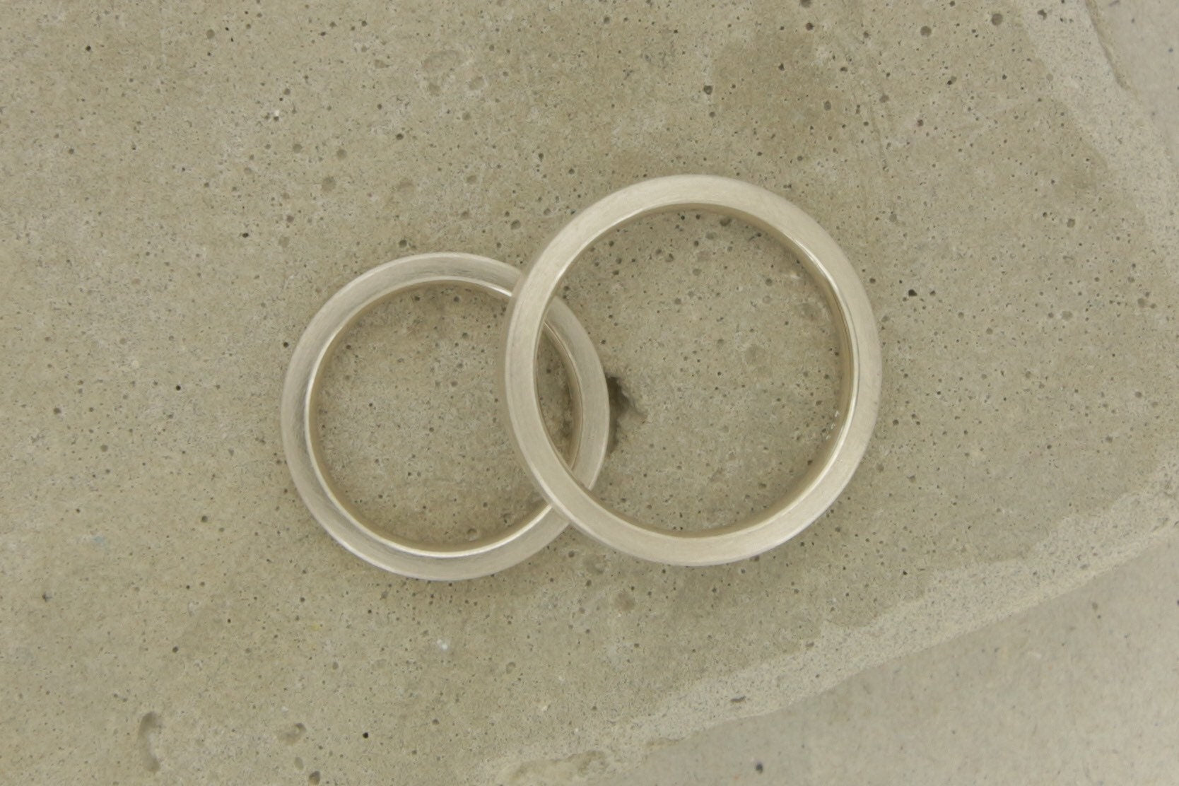 Weißgold Eheringe (333/585/750) | geradlinige Trauringe | schlicht, matt, kantig - Goldschmiede Miret