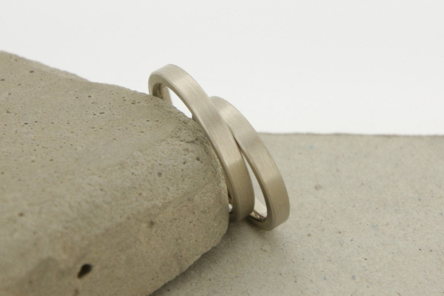 Weißgold Eheringe (333/585/750) | geradlinige Trauringe | schlicht, matt, kantig - Goldschmiede Miret