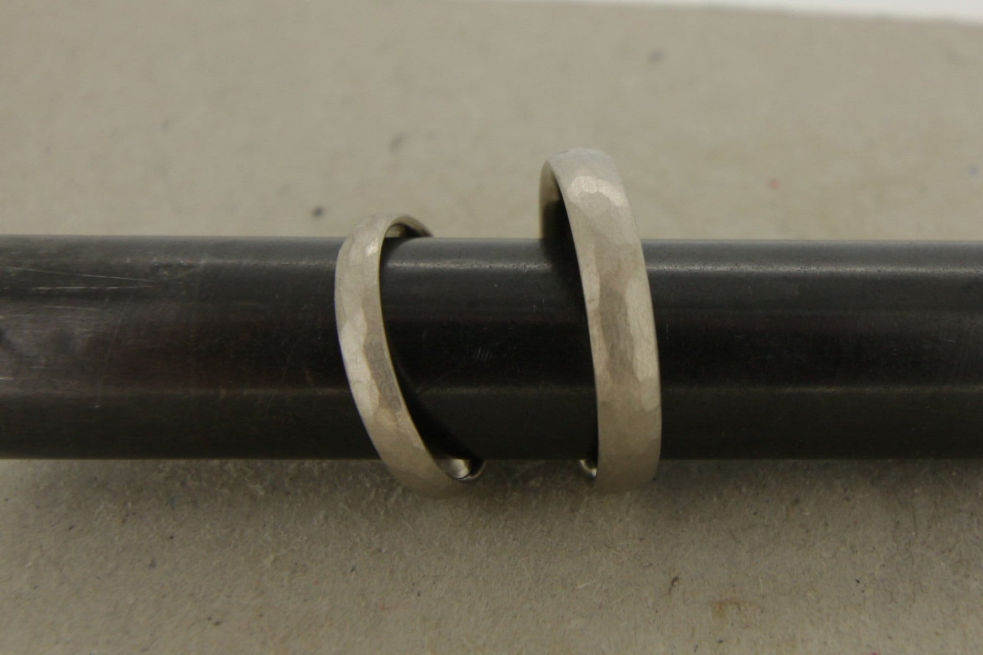 Weißgold Eheringe (333/585/750/) | mit Hammerschlag - Goldschmiede Miret