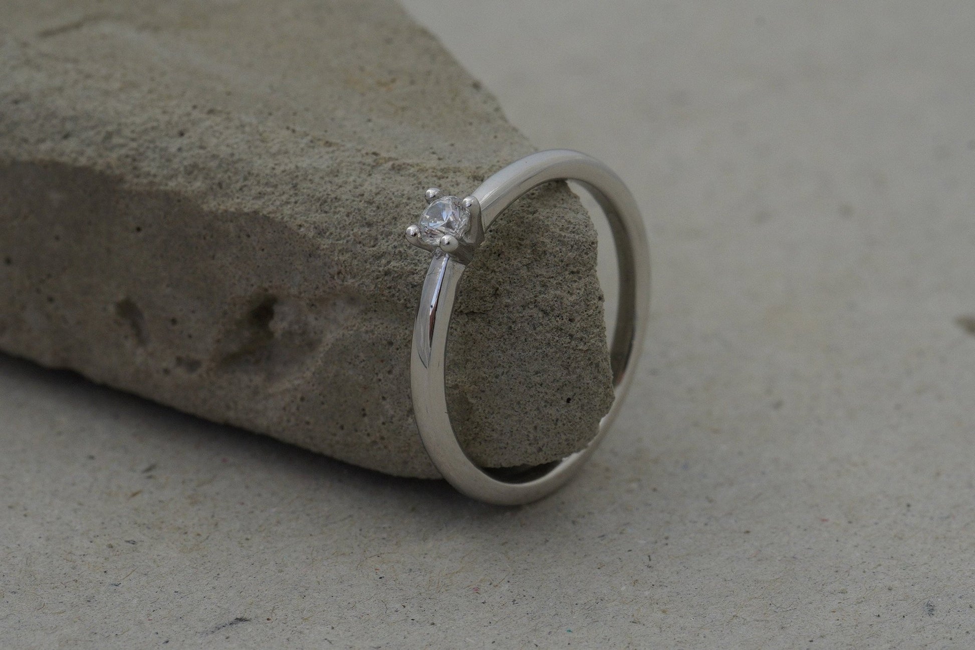 Zarter Verlobungsring mit Brillant - Goldschmiede Miret